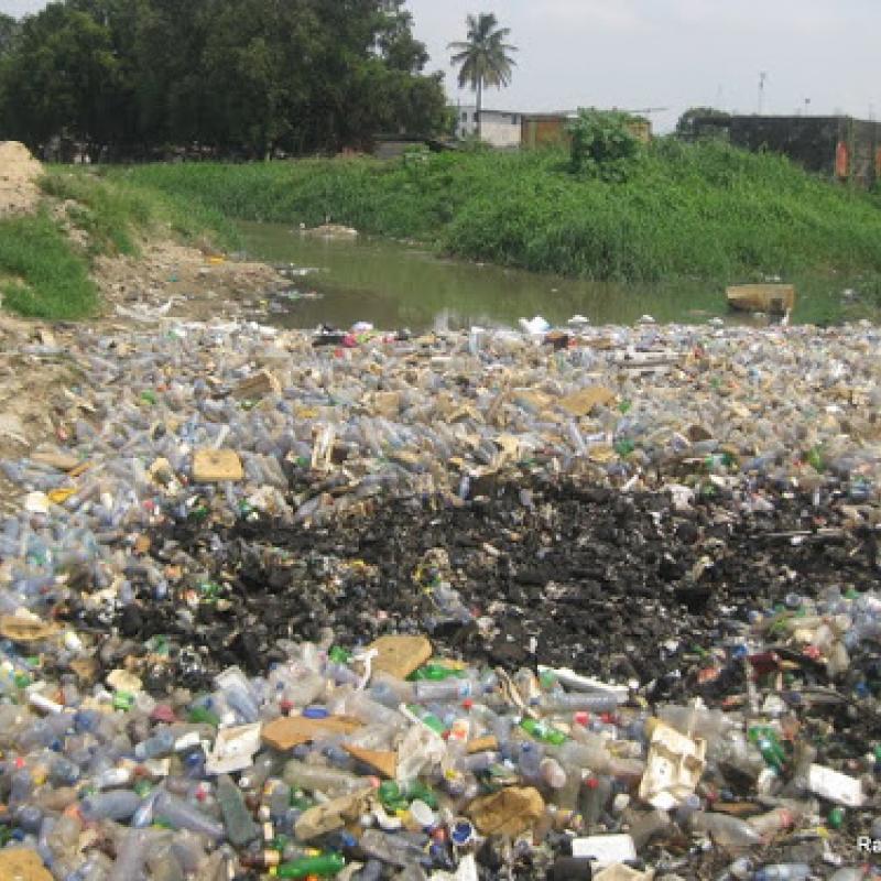 <p>Des conteneurs en plastique flottant sur la rivière Kalamu non loin de l’avenue Bongolo dans la commune de Kalamu à Kinshasa constituent une pollution de l’environnement. Ph. Radiookapi/Innocent Olenga</p>
